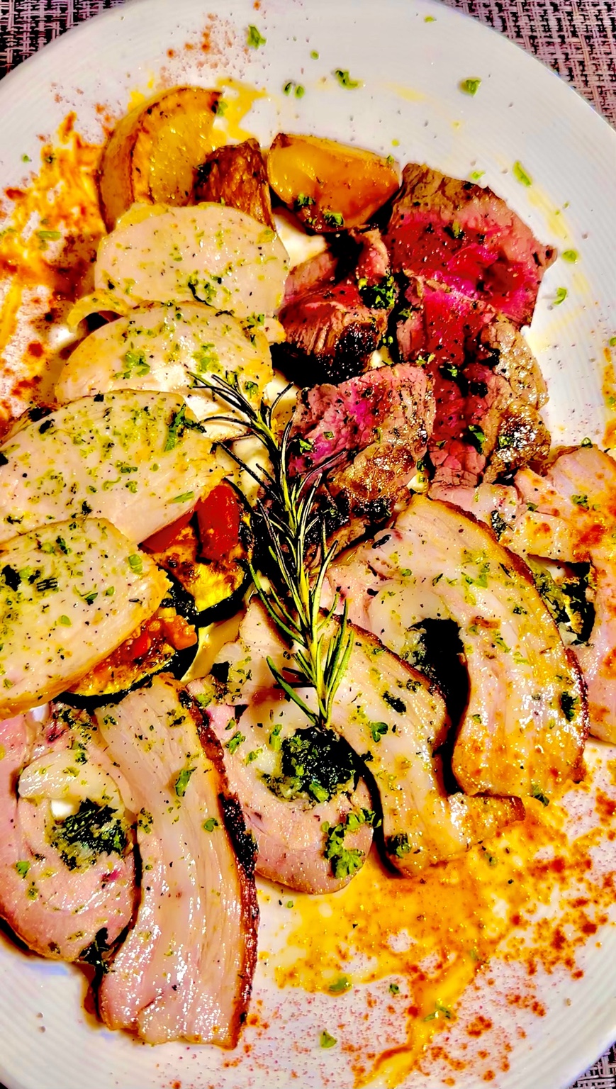 肉料理を盛り合わせたADDISのシェアプレート